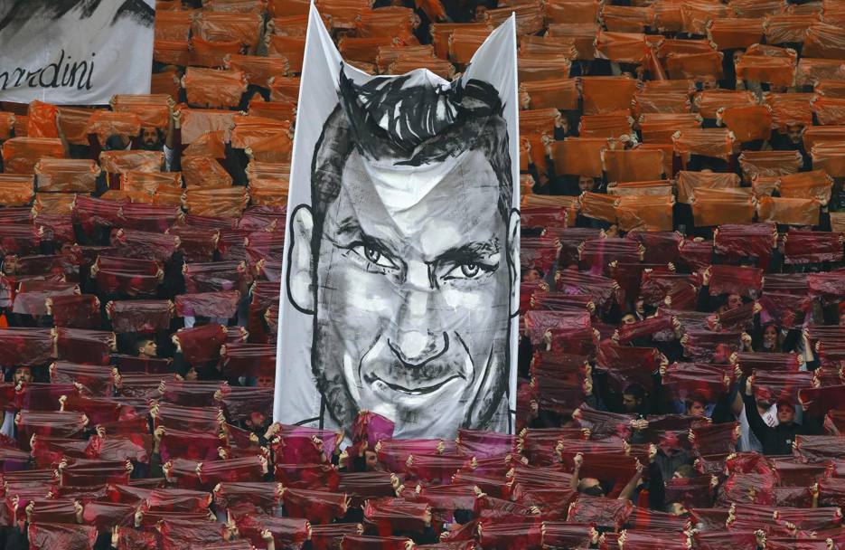 Strepitoso. Fantastico. Non si trovano più aggettivi per descrivere Francesco Totti e il capitano della Roma inaugura anche una nuova moda. Il selfie dopo il gol sotto la curva